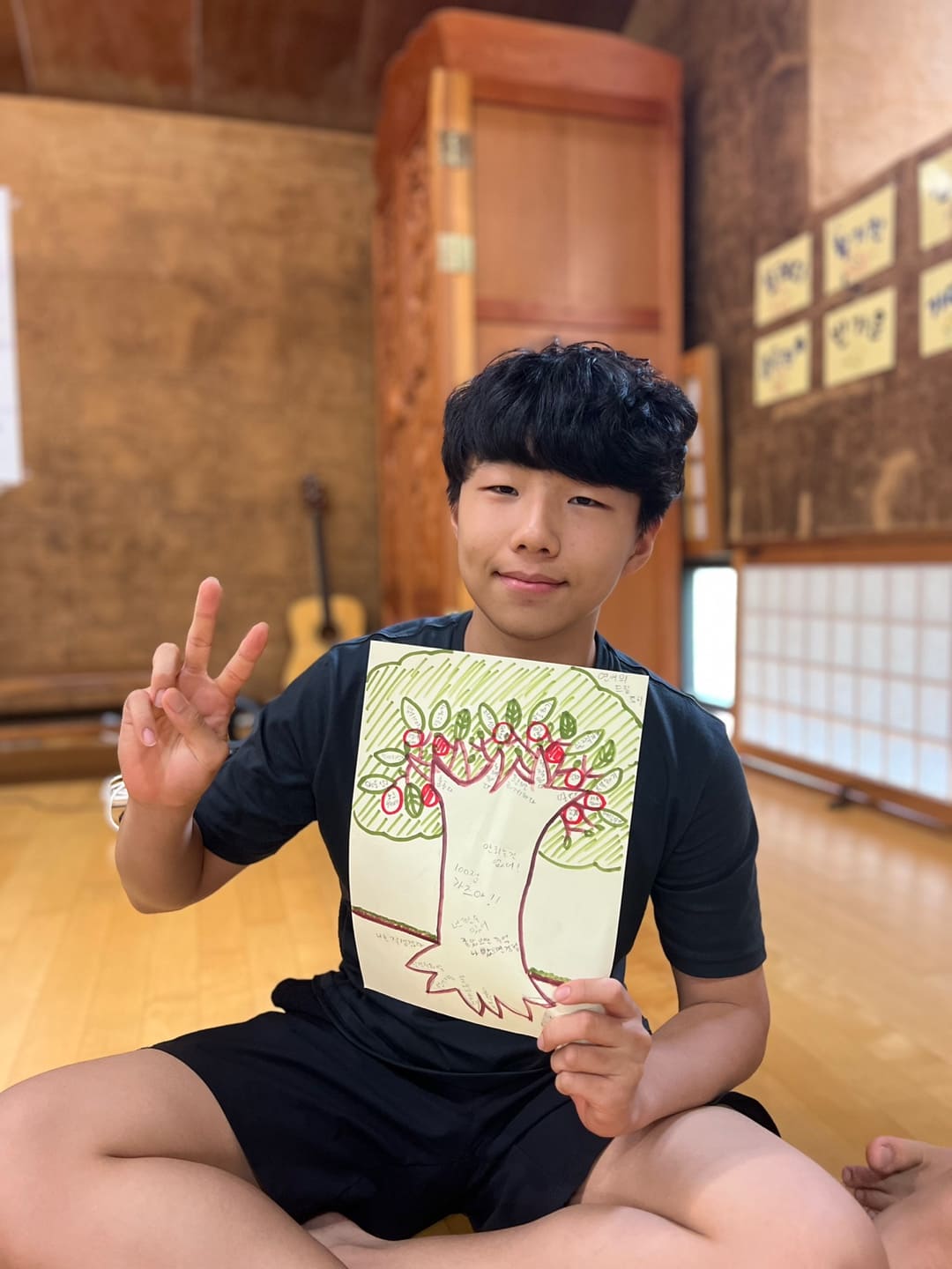드림트리를 소개하는 학생