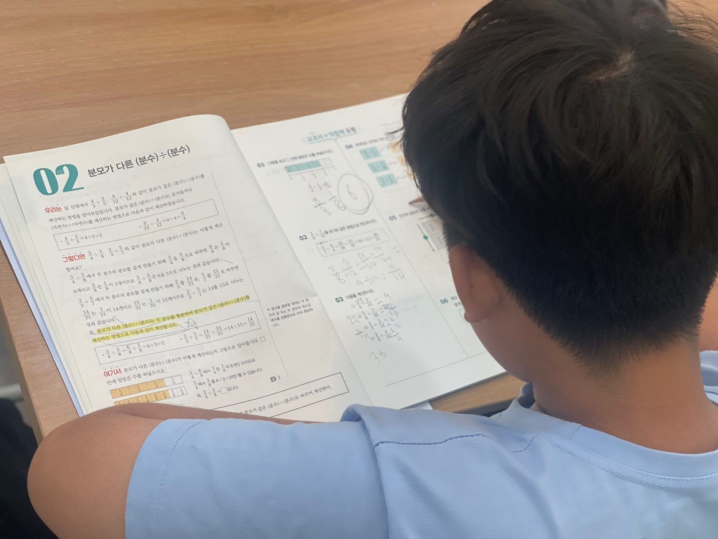 학생이 개념을 설명하는 수업 장면